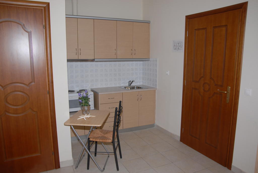 Tsertos Apartments Kamena Vourla Kamer foto