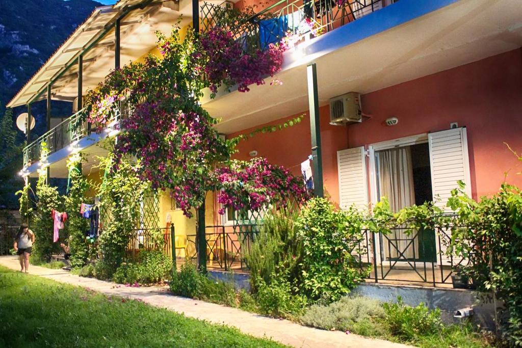 Tsertos Apartments Kamena Vourla Buitenkant foto